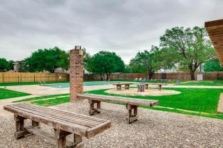 2 Mi to Texas AandM University Condo with Pool! - College Station - 9