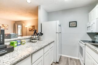 2 Mi to Texas AandM University Condo with Pool! - College Station - 2