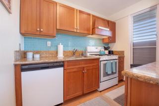 Kailani Kona-Ocean view, top floor Downtown w pool - 7