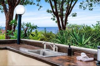 Kailani Kona-Ocean view, top floor Downtown w pool - 4