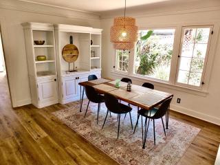 Long Beach Breeze - Dreamy 2 BR Near Anaheim Street - Long Beach - 1