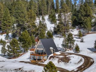 Peak-A-View - Beautiful pet friendly A-frame on 2 acres w/ panoramic views and trailer parking - Donnelly - 3