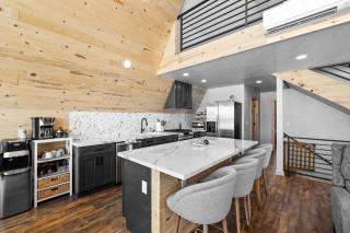 Peak-A-View - Beautiful pet friendly A-frame on 2 acres w/ panoramic views and trailer parking - Donnelly - 2