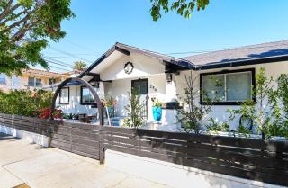 Immaculate 3BDR Bungalow - 5-Min Walk to Beach - Long Beach - 0