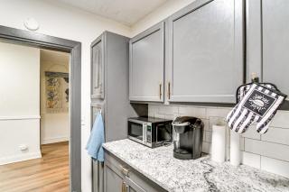 Walkable Location Welcoming Unit in Omaha - Omaha - 2