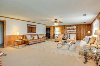 6 Mi to Scottsboro Pet-Friendly Cabin Apt - - 3