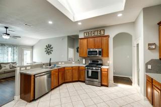 Private Acreage, Pergola and Fire Pit Baytown Home - 2