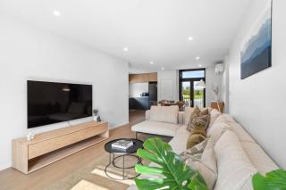 Remarkable Modern Living Prime Location - Frankton - 1