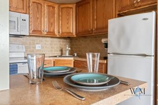 Studio with modern kitchen, one block to beach, boardwalk, and has a pool! - Ocean City - 8