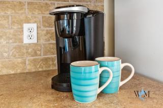 Studio with modern kitchen, one block to beach, boardwalk, and has a pool! - 5