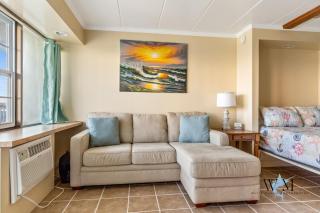 Studio with modern kitchen, one block to beach, boardwalk, and has a pool! - 1