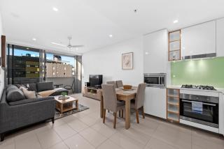 Bright & Spacious Apt with Pool, Parking & Wi-Fi - Brisbane - 2