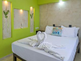 B1 Romantic Beachside Escape Capri Theme Memory Foam Queen Bed Kitchen AC - Playa del Carmen - 3