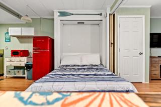 Beachy Studio Condo with Pool and steps from the OC Boardwalk - Ocean City - 8