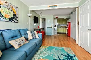 Beachy Studio Condo with Pool and steps from the OC Boardwalk - Ocean City - 3