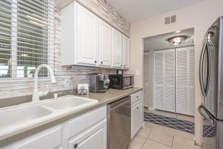 Ocean City bayfront condo balcony, stunning views, perfect for relaxation - Ocean City - 6