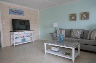 2 Bedrooms with beach views and in walking distance to Seacrets! - 2
