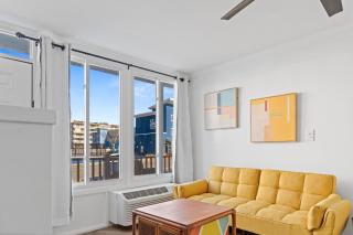 Remodeled studio with new furnishings, induction cooktop, and steps to the beach - 4
