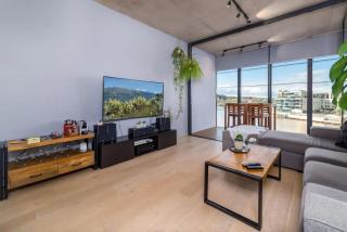 Stunning 1BR Apartment with Water Views - Kingston - 9