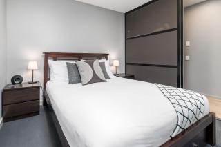 Stunning 1BR Apartment with Water Views - Kingston - 7