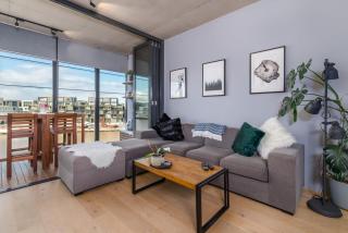 Stunning 1BR Apartment with Water Views - Kingston - 4
