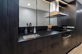 Stunning 1BR Apartment with Water Views - Kingston - 3