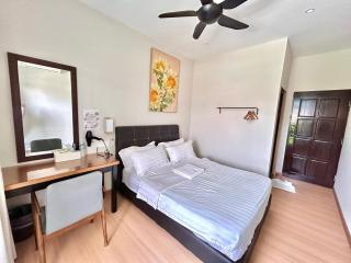 8 mins driving to TC Beach at Holiday Guest House - 9