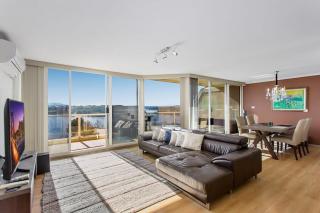 2-Bed Unit with Balcony BBQ & Stunning Lake Views - Belconnen - 9