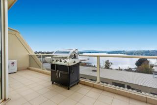 2-Bed Unit with Balcony BBQ & Stunning Lake Views - Belconnen - 4
