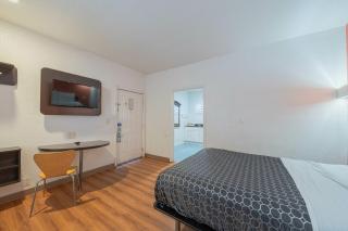 Coastal Valley Inn - Castroville - 5