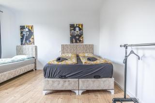Cozy Central 11BR shared Stay with Garden Access & Terrace - 7