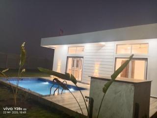 White House Farm House with Swimming Pool - Jāmb - 4