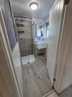 Lovely & Beautiful 2 Bed-Apartment in Borehamwood - 3
