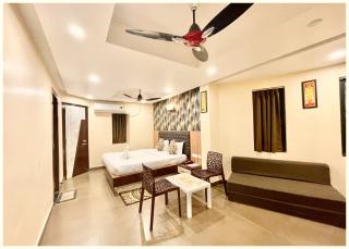 Yashavi-Hotels Group Puri, Near Sea Beach- Luxury & Spacious Room - Near Temple with Prime Location wifi- Lift and Parking Facilities - Puri - 1