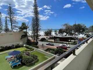 Surfers Sunrise Retreat - Gold Coast - 5