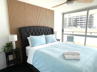 Surfers Sunrise Retreat - Gold Coast - 1