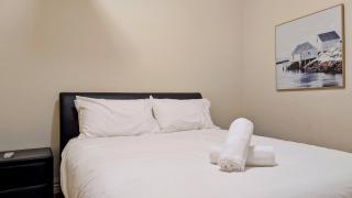 Heart of Surrey Hills - Parking On Request - 2