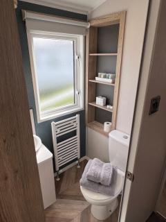 Wolds Retreat at the peaceful Cherry Lea Holiday Park and Fishing Lake Skegness - Burgh le Marsh - 6