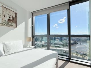 Serene 2Bed with Pool & River Views at Queens Wharf - Brisbane - 7