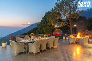 StayVista at Ridge of Twilight Luxury 4bhk with Jacuzzi, Bonfire, BBQ in Kasauli - 2