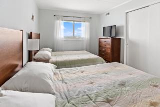 Ocean View 2-Bedroom Condo at Excalibur Perfect Coastal Getaway - 6