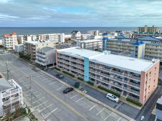Ocean Block 3-Bedroom Condo with Panoramic Views in Ocean City - Ocean City - 8