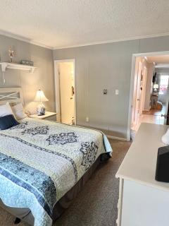 Spacious 3-Bedroom Ocean Block Condo in North Ocean City Steps to the Beach - Ocean City - 3