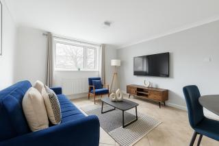 Hidden Gem in North London - Spacious Flat with Garden Views - London - 4