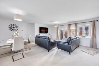 Beautiful Coach House - 8 minutes to City Centre - Driveway Parking, Self-Check-In, Aircon and Fast WiFi by Yoko Property - 1