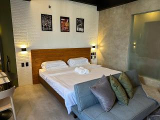QLED 55 inch TV, 220 Mbps, Coffee Pods, King Bed 3 mins walking distance to LRT 2 station, 10 mins drive to Robinson Magnolia Mall - Manila - 7