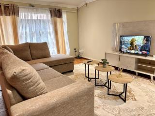 Cozy Home with Pool, Braai & Top Security - 3