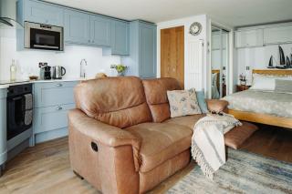 Courtenay Studio - 5