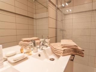 Chalet élégant au centre de Cauterets avec terrasse - FR-1-812-51 - 3