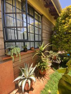 Comfy and convenient guest room - 8